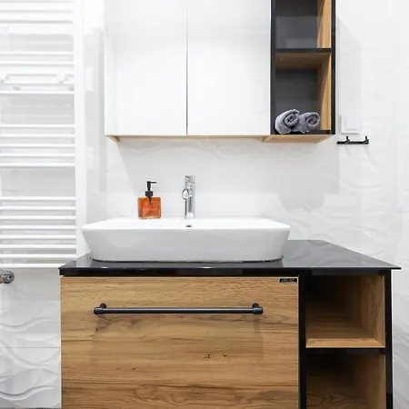 Stylish 3bd With Balcony