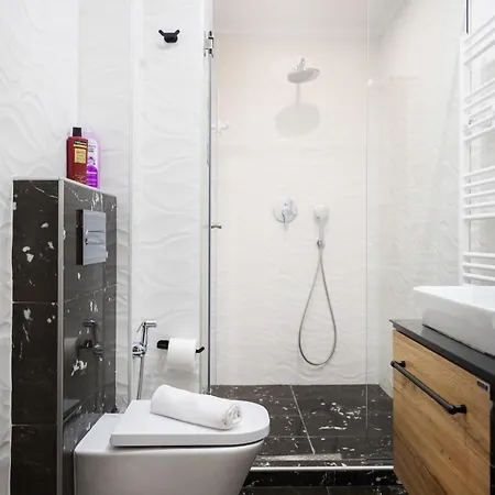 Stylish 3bd With Balcony Apartment