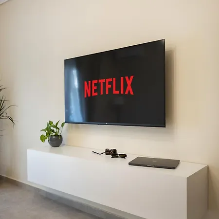 Apartment Stylish 3bd With Balcony *