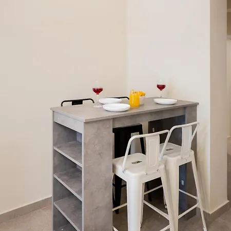 Apartment Stylish 3bd With Balcony *