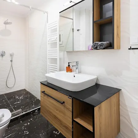 Stylish 3bd With Balcony Thessaloniki