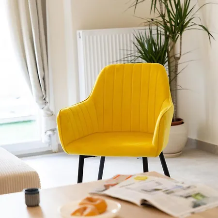 Apartment Stylish 3bd With Balcony *